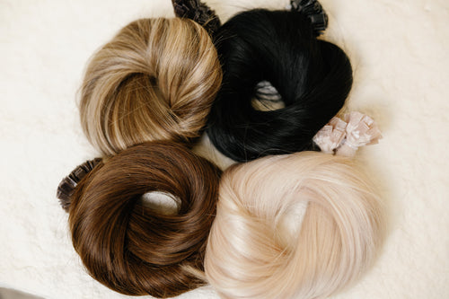 Extensiones de cabello 100% humano en cuatro colores: rubio, negro, castaño y rubio platinado, vista superior - Popa Emperifolla Beauty Studio